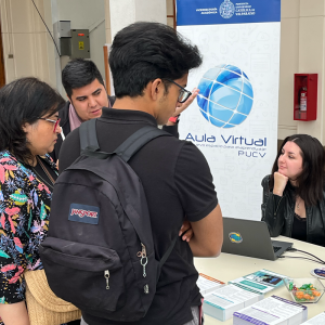 Aula Virtual orientó a nuevos estudiantes de la PUCV en día de matrículas 2024