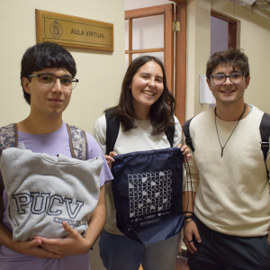 Vicerrectoría Académica premió con polerones PUCV a estudiantes novatos por completar curso “Introducción a la Vida Universitaria”