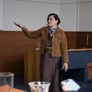 Académica de la UCLA dictó charla sobre IA y educación en la PUCV