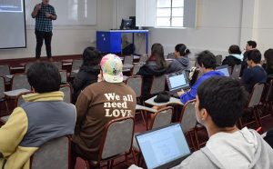 PUCV acompaña a estudiantes con talleres para la elaboración de títulos y/o grados