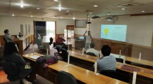 Docentes PUCV se forman en uso de Sala de Aprendizaje Híbrida