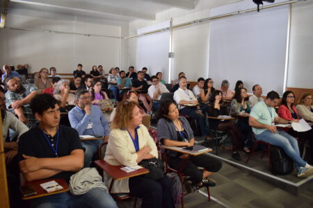 Docentes de la PUCV exploran el potencial de la Inteligencia Artificial en jornada de talleres reflexivos