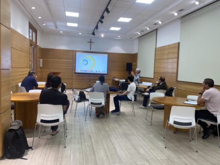 PUCV fortalece competencias pedagógicas con taller de “Comunicación prosocial para la docencia universitaria”