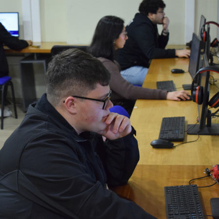 PUCV avanza en la certificación de competencias digitales de las y los estudiantes